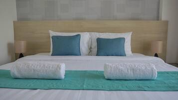 Premium bedding, in-room safe, blackout drapes, free WiFi