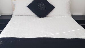 Unclassified image, 3 of 12, button - "room in House - Gatwick Triple Room. Fully Furnished. West Sussex." (Crawley)
