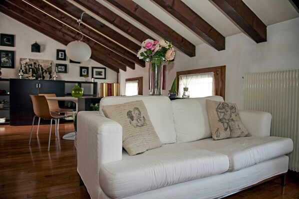 Huoneisto, 1 makuuhuone, terassi, näköala puutarhaan | Oleskelualue