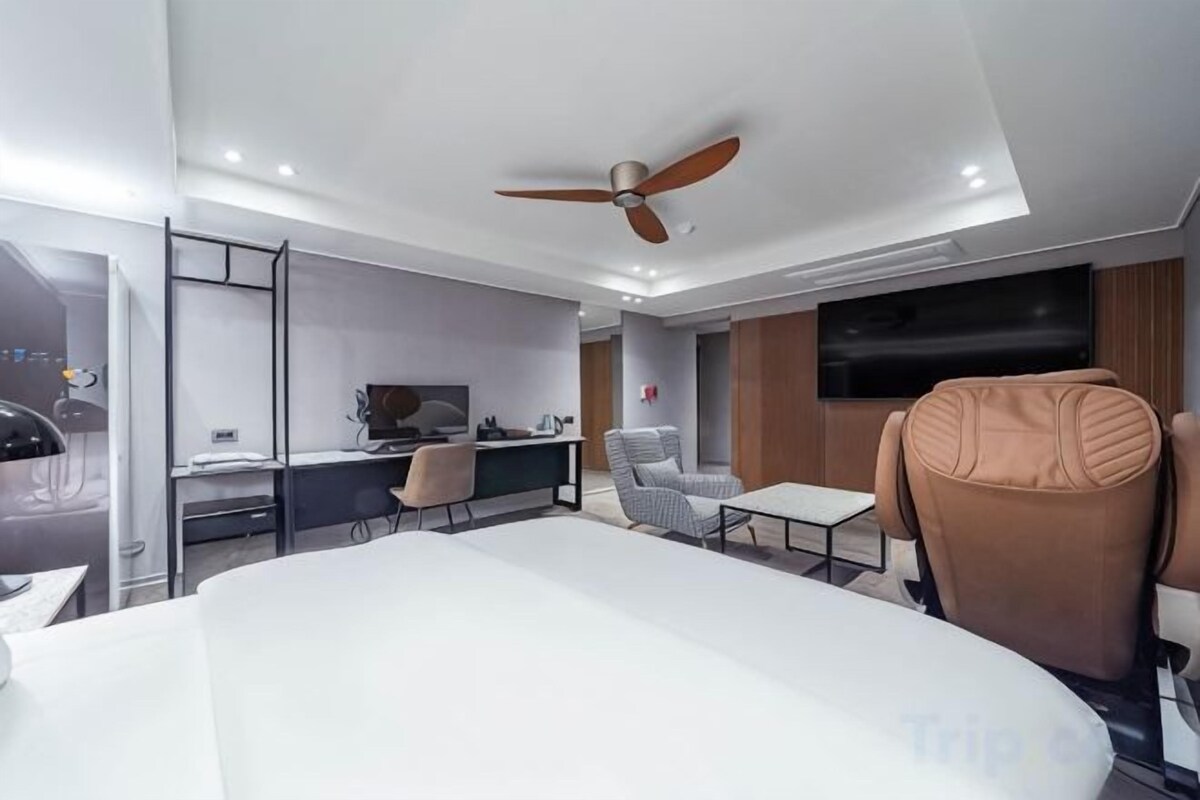 WiFi (free), individually decorated, individually furnished, bed sheets