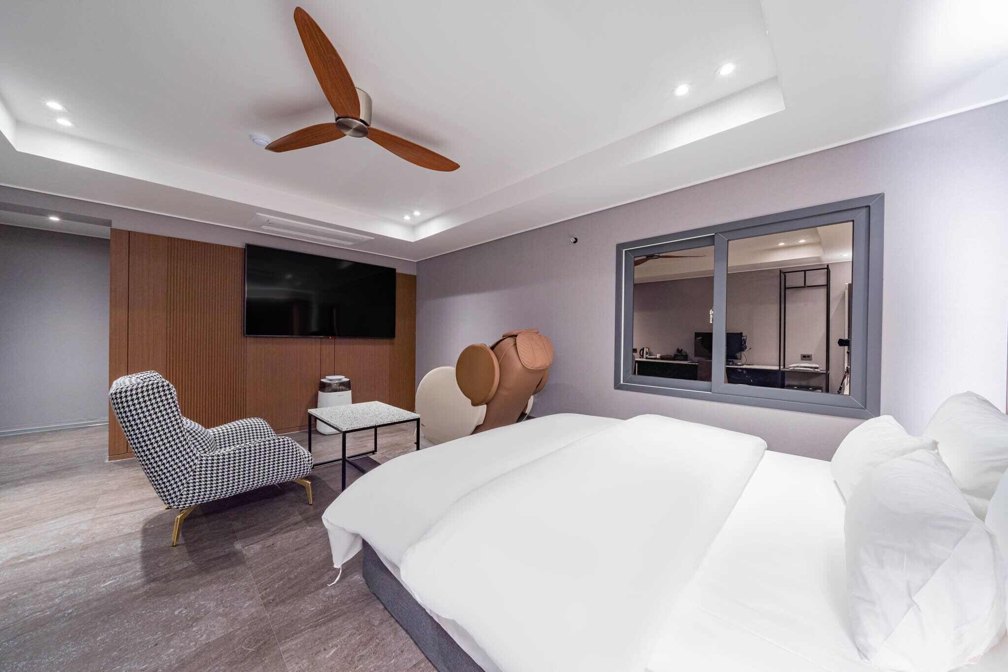 Suite | Individually decorated, individually furnished, free WiFi, bed sheets