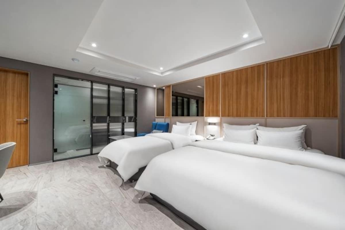 Free WiFi, individually decorated, individually furnished, bed sheets
