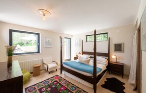 4 bedrooms, iron/ironing board, free WiFi, bed sheets