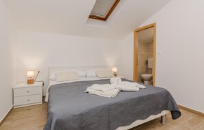 2 bedrooms, travel cot, free WiFi, bed sheets