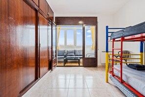 4 室のベッドルーム、WiFi ( 無料)、ベッドシーツ
