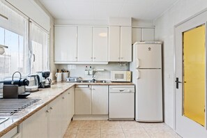 Kühlschrank, Mikrowelle, Ofen, Geschirrspüler