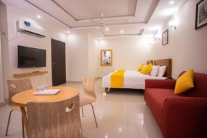 Deluxe Apartment | 1 bedroom, desk, soundproofing, iron/ironing board - Maati Spaces (Lahore)