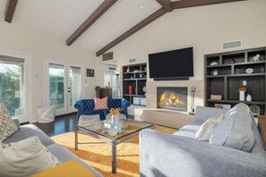 Smart TV, chimenea, tenis de mesa y oficina