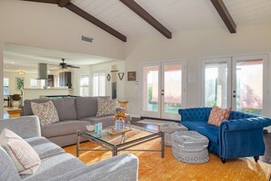 TV connectée, cheminée, table de tennis de table, espaces bureaux