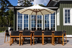 Outdoor dining - Oakvale Villa Sand (Aahus)