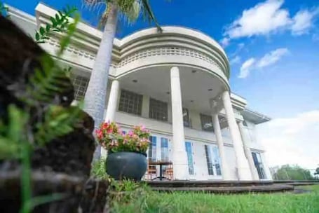 Exterior. Hilo Villa with pool - 16 guests max