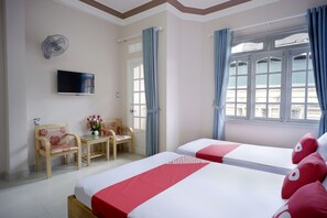 Desk, laptop workspace, free WiFi, bed sheets - Thanh Thanh Nhan Hotel (Da Lat)