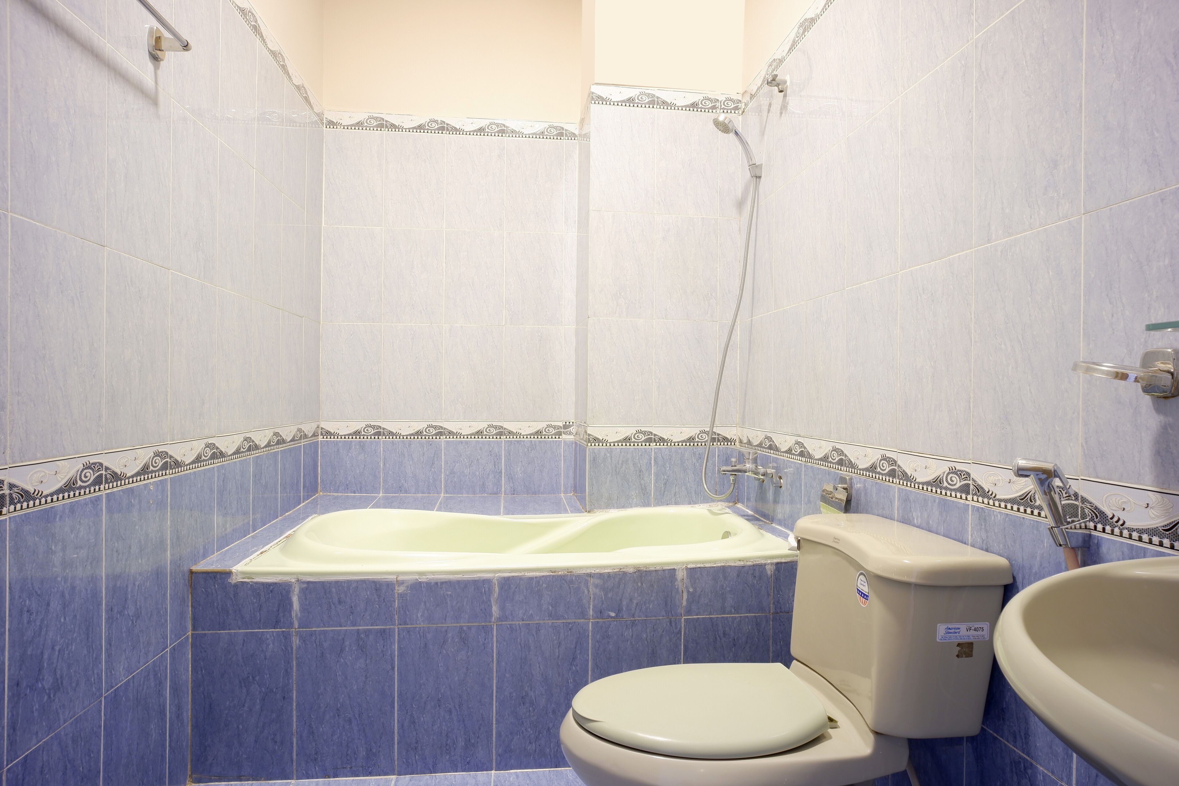 Habitación cuádruple familiar | Baño | Regadera, toallas, papel de baño 