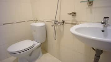 Chambre Triple Deluxe | Salle de bain | Douche, serviettes fournies, papier toilette