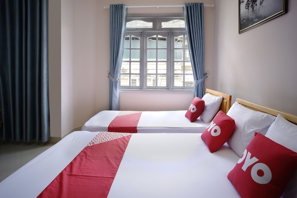 Deluxe Triple Room | Desk, laptop workspace, free WiFi, bed sheets