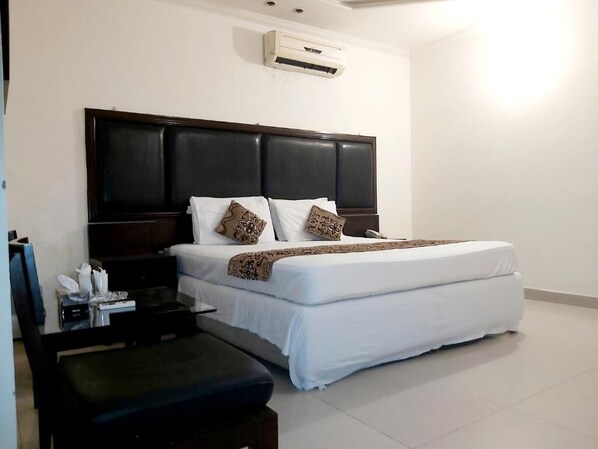 Deluxe Double Room | Soundproofing, iron/ironing board, free WiFi - New Look Hotel (Lahore)
