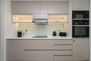 Fridge, microwave, oven, stovetop - 2704 South Ridge 4 | 2 Bedrooms (Dubai)