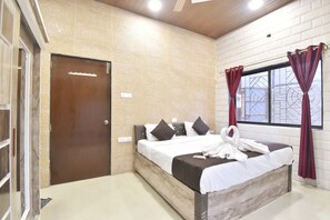 3 bedrooms, iron/ironing board, WiFi, bed sheets - Lugani's - MV Villa
 (Lonavala)