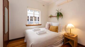 Basic-Apartment, 1 Queen-Bett und Schlafsofa | 1 Schlafzimmer, Bügeleisen/Bügelbrett, Bettwäsche