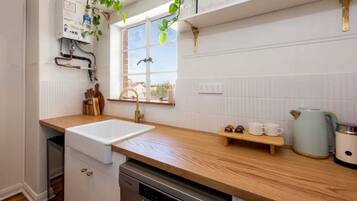 Basic-Apartment, 1 Queen-Bett und Schlafsofa | Eigene Küche | Kühlschrank, Mikrowelle, Ofen, Herdplatte