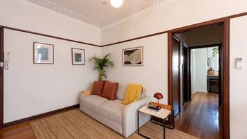 Basic-Apartment, 1 Queen-Bett und Schlafsofa | Wohnbereich | Fernseher, Kamin