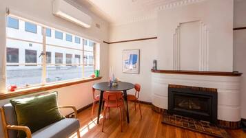 Basic-Apartment, 1 Queen-Bett und Schlafsofa | 1 Schlafzimmer, Bügeleisen/Bügelbrett, Bettwäsche