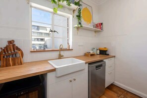 Basic Apartment, 1 Queen Bed with Sofa bed | Private kitchen | Fridge, microwave, oven, stovetop - Charming Art Deco Unit in East Melbourne (East Melbourne)