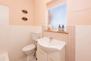 Appartement de base, 1 grand lit et 1 canapé-lit | Salle de bain | Baignoire, séchoir à cheveux, serviettes fournies, savon
