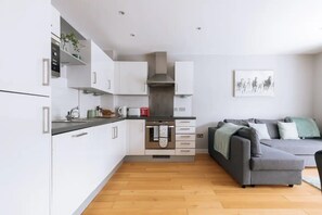 Basic Apartment, 1 Double Bed | Private kitchen - Contemporary 1BD Flat - Bristol City Centre! (Bristol)