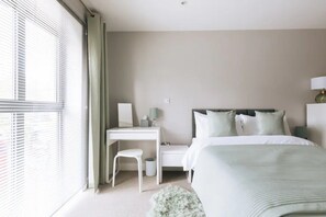 Basic Apartment, 1 Double Bed | 1 bedroom, iron/ironing board, bed sheets - Contemporary 1BD Flat - Bristol City Centre! (Bristol)