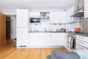 Basic-Apartment, 1 Doppelbett | Eigene Küche | Kühlschrank, Mikrowelle, Ofen, Herdplatte
