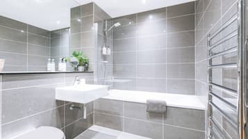 Apartamento básico, 1 cama de casal | Banheiro | Secador de cabelo, toalhas de banho, sabonete, shampoo