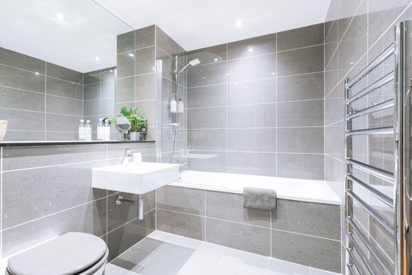 Basic-Apartment, 1 Doppelbett | Badezimmer | Haartrockner, Handtücher, Seife, Shampoo