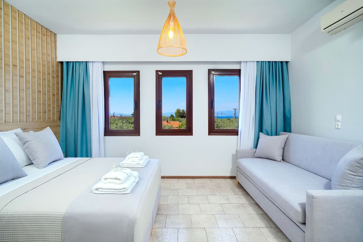 Family Room | 1 bedroom, in-room safe, soundproofing, free WiFi