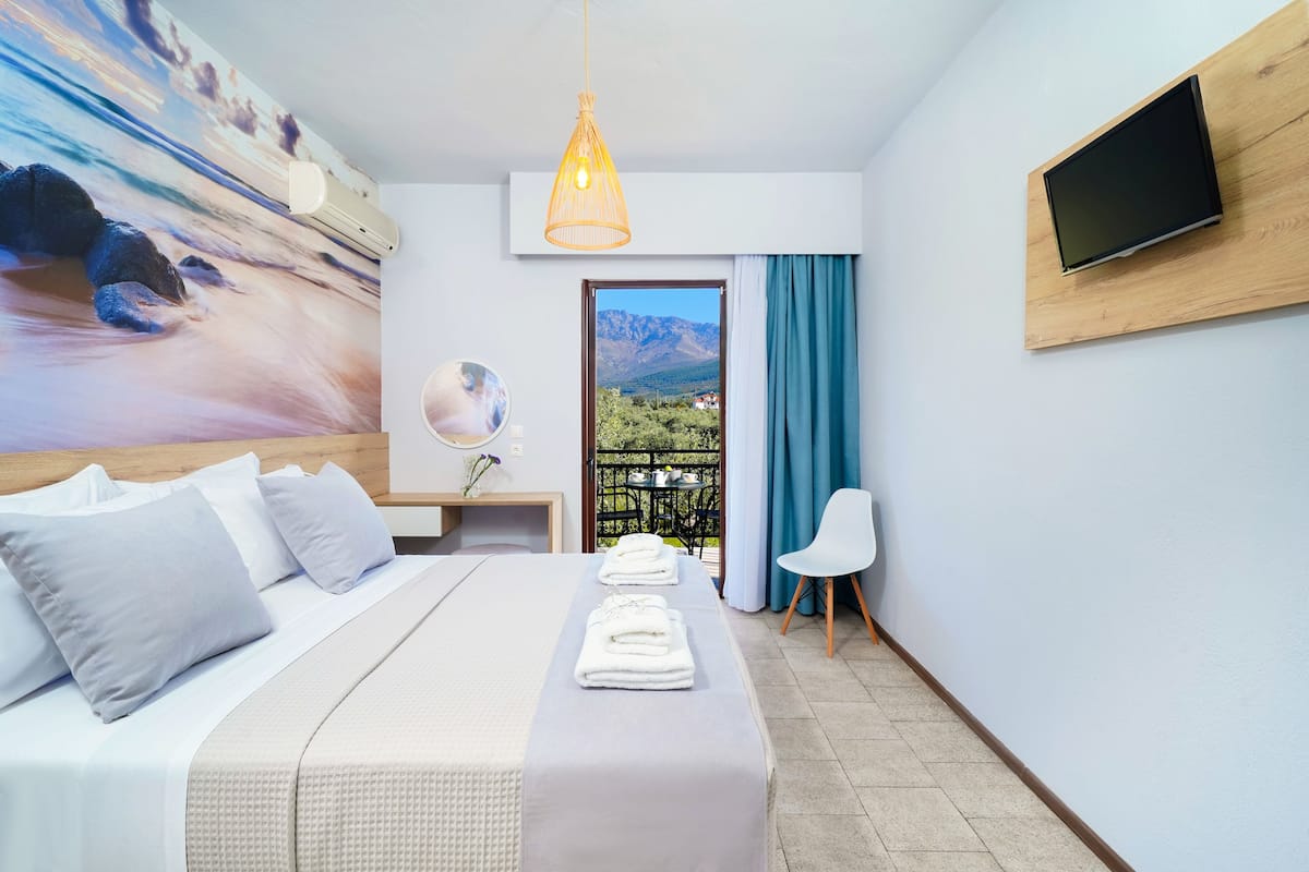 Deluxe Room | 1 bedroom, in-room safe, soundproofing, free WiFi