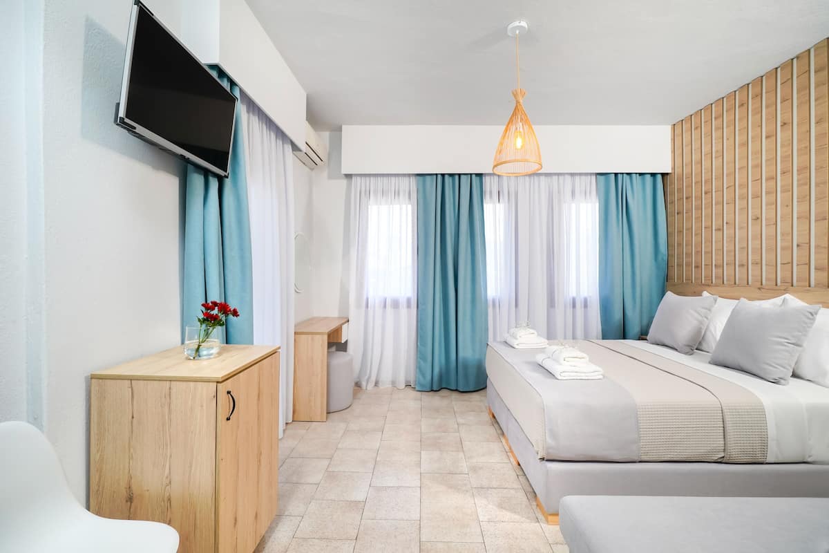 Deluxe Triple Room | 1 bedroom, in-room safe, soundproofing, free WiFi