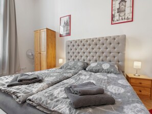 2 bedrooms, desk, internet