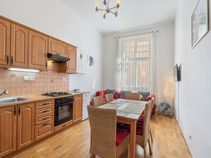 Kühlschrank, Mikrowelle, Ofen, Kochgeschirr/Geschirr/Besteck