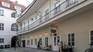 A building with a ground floor shop named 'Differentiia' and a second-floor balcony with a wrought iron railing.