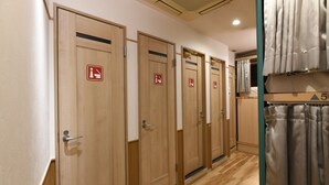 Filas de puertas de madera con el símbolo internacional de accesibilidad para sillas de ruedas, indicando habitaciones accesibles.