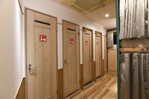 Gemeinsamer Schlafsaal, Nur Frauen | Zimmersafe, Verdunkelungsvorhänge, Bügeleisen/Bügelbrett