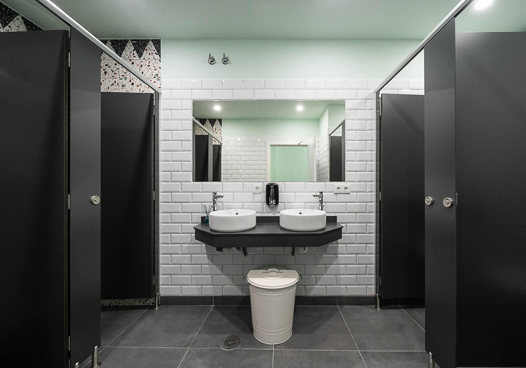 Yhteismajoitus, näköala pihalle | Kylpyhuone