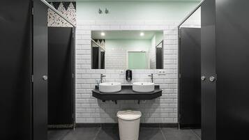 Yhteismajoitus, näköala pihalle | Kylpyhuone