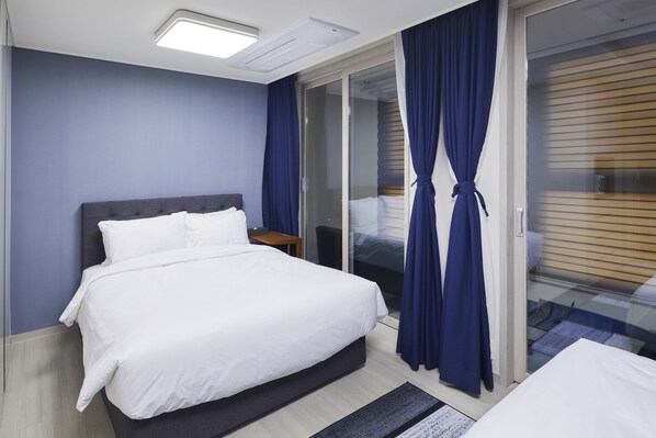 أغطية فراش متميزة وأسرّة بطبقة علوية مريحة ومكتب وواي فاي مجانًا