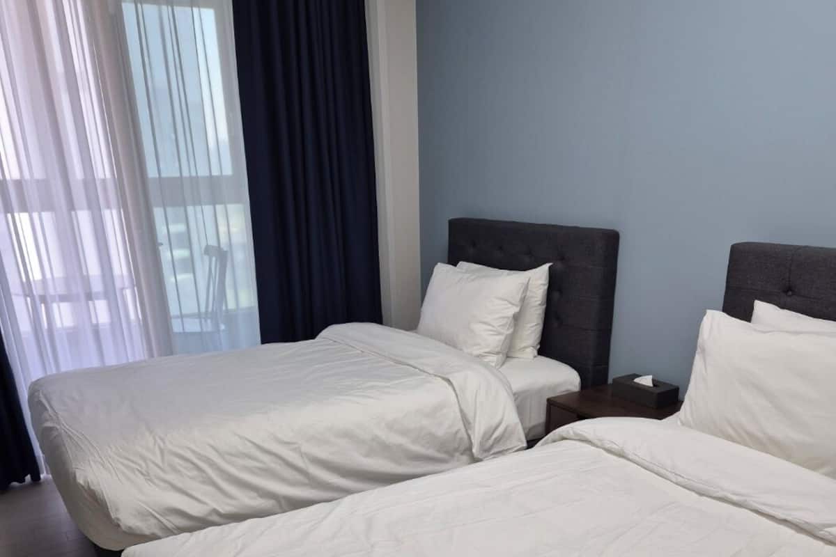 Classic-Zweibettzimmer, Mehrere Betten | Hochwertige Bettwaren, Pillowtop-Betten, Schreibtisch, kostenloses WLAN