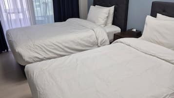 Habitación clásica con 2 camas individuales, varias camas | Ropa de cama de alta calidad, camas con pillow-top y escritorio