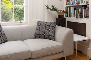 Living area - Chic 2 Bedroom House W/garden - De Beauvoir, Hackney! (London)