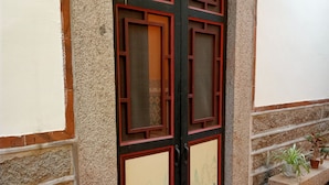Eine traditionelle Tür mit geometrischen Mustern und einer Steinwand.