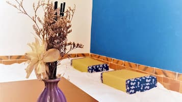 Signature-Doppelzimmer, Mehrere Betten, Haltegriffe in der Badewanne | 1 Schlafzimmer, kostenloses WLAN