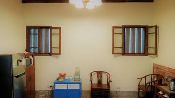 Full-size fridge, microwave, oven, cookware/dishes/utensils